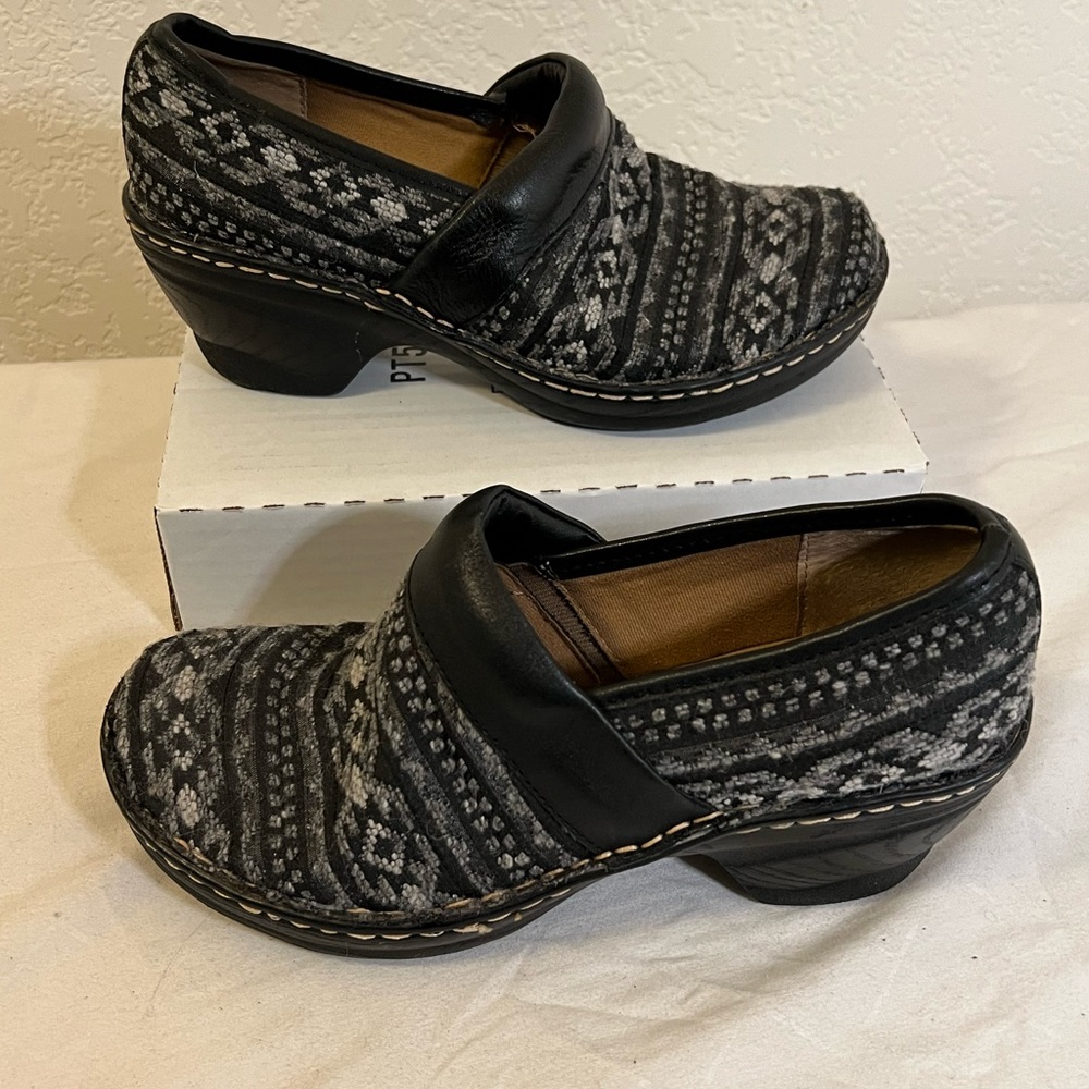 SOFTSPOTS Women's Size 8.5M Clog Aztec Wool Upper Black Gray Cushioned 762101